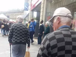 Ini Lucu, Orang Bertemu Kembarannya di Jalan Tanpa Sengaja