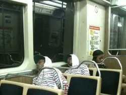 Ini Lucu, Orang Bertemu Kembarannya di Jalan Tanpa Sengaja