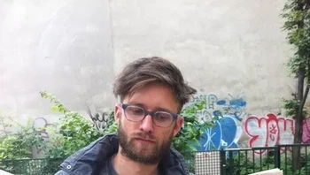 Kira-kira dia sadar tidak ya, di halaman depan koran yang dibacanya, ada foto yang mirip dengannya. Foto: (liveabout).