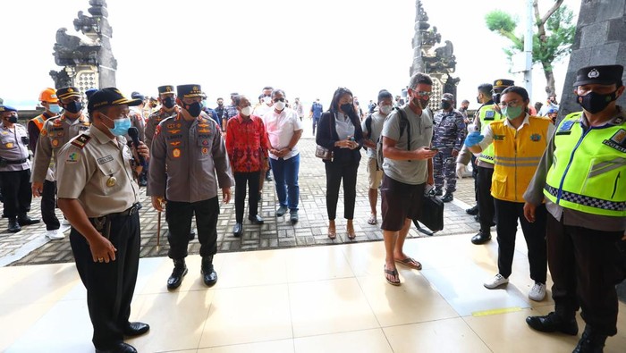 Kapolri Jenderal Listyo Sigit Prabowo mengecek penerapan disiplin prokes dan karantina pelaku perjalanan dari luar negeri di Pelabuhan Benoa, Bali.