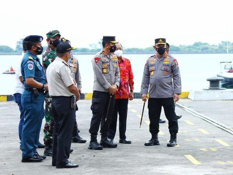Kapolri Jenderal Listyo Sigit Prabowo mengecek penerapan disiplin prokes dan karantina pelaku perjalanan dari luar negeri di Pelabuhan Benoa, Bali.