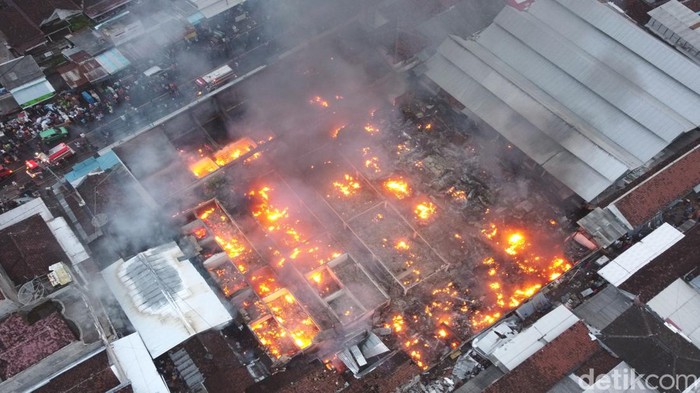 Petugas pemadam kebakaran berusaha memadamkan api yang melalap pasar Bajul Mati di Wongsorejo, Banyuwangi, Jawa Timur, Sabtu (15/1/2022). Kebakaran yang terjadi sekitar pukul 02.00 wib itu menghanguskan sebagian besar los pasar yang rata-rata lapak penjual pakaian. ANTARA FOTO/Budi Candra Setya/nym.