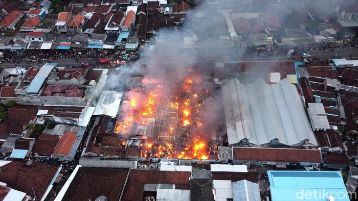 Petugas pemadam kebakaran berusaha memadamkan api yang melalap pasar Bajul Mati di Wongsorejo, Banyuwangi, Jawa Timur, Sabtu (15/1/2022). Kebakaran yang terjadi sekitar pukul 02.00 wib itu menghanguskan sebagian besar los pasar yang rata-rata lapak penjual pakaian. ANTARA FOTO/Budi Candra Setya/nym.