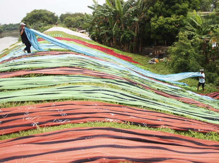 Warna-warni Kerajinan Kain Pantai di Sukoharjo