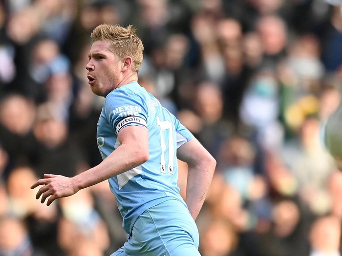 MANCHESTER, ENGLAND - JANUARY 15: Kevin De Bruyne of Manchester City celebrates after scoring their team's first goal during the Premier League match between Manchester City and Chelsea at Etihad Stadium on January 15, 2022 in Manchester, England. (Photo by Michael Regan/Getty Images)