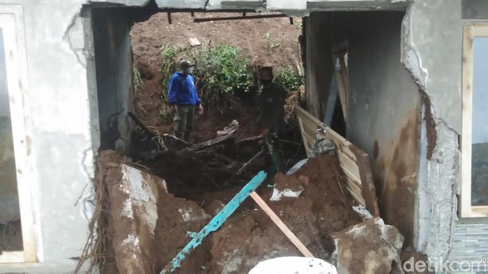 Kondisi rumah yang diterjang longsor di Desa Sukaluyu, Pangelngan, Kabupaten Bandung pada Sabtu (15/1/2021)