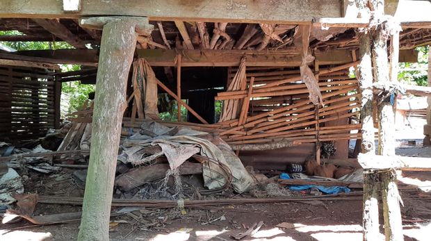 Mak Unah tinggal di rumah reyot