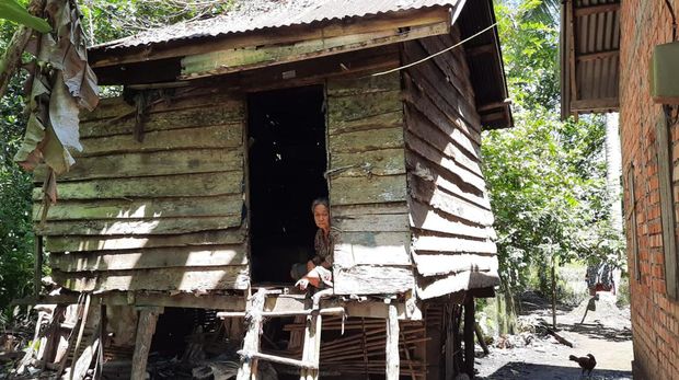 Mak Unah tinggal di rumah reyot