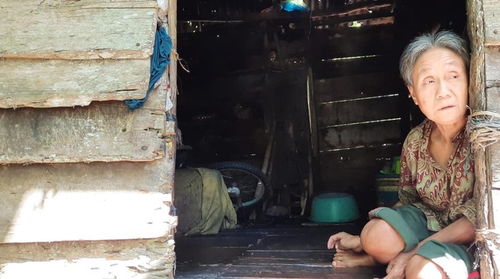 Mak Unah tinggal di rumah reyot