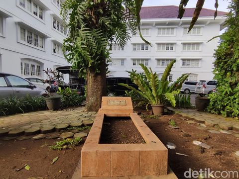 Ada makam di belakang gedung Balai Kota Malang. Makam itu tepatnya di depan mini block office balai kota.