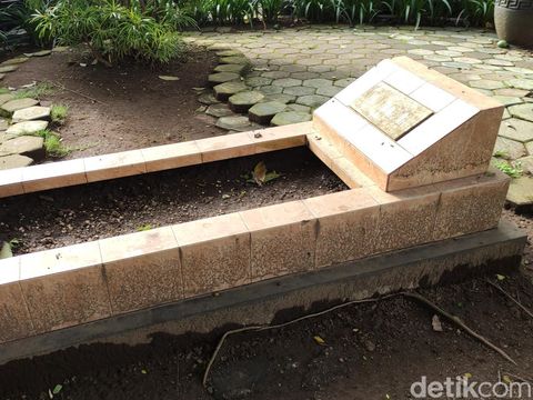 Ada makam di belakang gedung Balai Kota Malang. Makam itu tepatnya di depan mini block office balai kota.