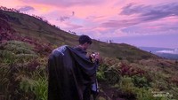 Kita juga dimanjakan pemandangan langit yg indah dikala matahari terbenam