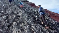 Menuju puncak jalur yg berat dengan kontur berbatu dan pasir membutuhkan stamina yg kuat