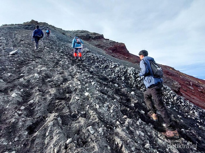 Menuju puncak jalur yg berat dengan kontur berbatu dan pasir membutuhkan stamina yg kuat