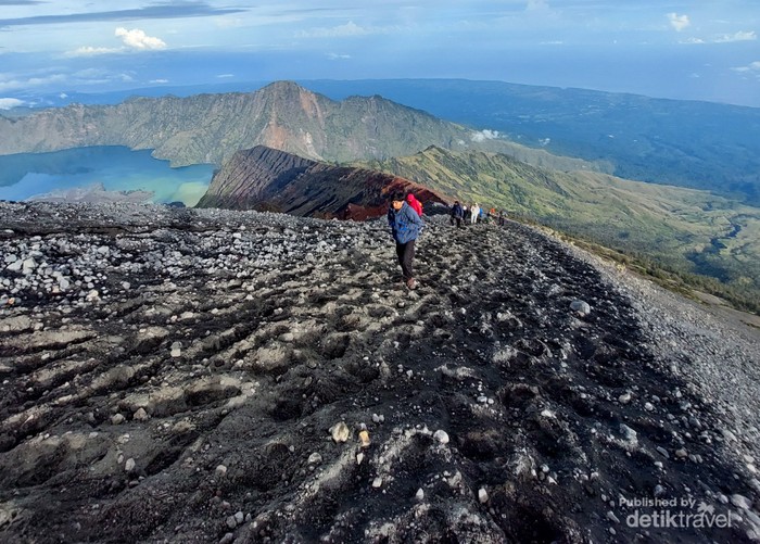 Berat perlu fisik dan mental yg kuat tentunya namun akan terbayar dg view yg disuguhkan Segara Anak Gunung Barujari dan perbukitan yg sangat indah