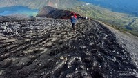 Berat perlu fisik dan mental yg kuat tentunya namun akan terbayar dg view yg disuguhkan Segara Anak Gunung Barujari dan perbukitan yg sangat indah