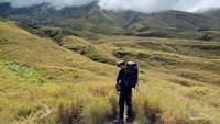 Di kejauhan view bukit Pergasingan tampak begitu cantik