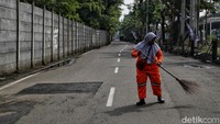 Dan petugas PPSU juga mulai membersihkan lintasan itu.