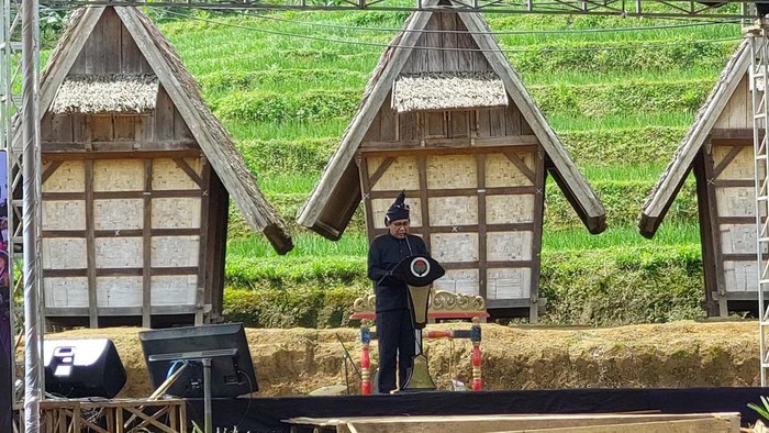 Mendes PDTT Abdul Halim Iskandar di Kampung Adat Ciptagelar Sukabumi.