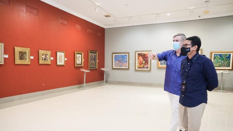 Menteri Pariwisata dan Ekonomi Kreatif (Menparekraf) Sandiaga Salahuddin Uno berkunjung ke Museum Pasifika. (Dok. Kemenparekraf)