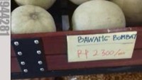 Melon ini dibanderol dengan harga yang murah. Salah tulis ataupun salah meletakkan, melon ini dibanderol dengan harga bawang bombay. Foto: Instagram/cursedcorner