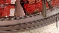 Disajikan khusus pada perayaan Halloween, daging ini bikin pelanggan tak berani membeli. Sosis dan daging disusun sedemikian rupa hingga mirip mayat yang didinginkan. Foto: Instagram/cursedcorner
