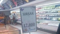 Memiliki warna yang serupa, tampaknya pekerja di supermarket ini tertipu. Mereka memasang penanda harga sirsak, tetapi buah yang dipajang adalah apel Malang. Foto: Instagram/cursedcorner