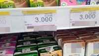 Tidak sedikit pelanggan yang usil seperti ini. Bukan dibayar, susu yang sudah diminum ini justru dikembalikan di raknya. Foto: Instagram/cursedcorner