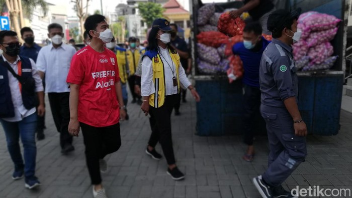 Momen Kementerian PUPR-Gibran Cek Kesiapan Pasar Legi Ditjen Cipta Karya Kementerian PUPR bersama Walkot Solo Gibran Rakabuming Raka meninjau kondisi Pasar Legi jelang peresmian pada 20 Januari 2022 mendatang.