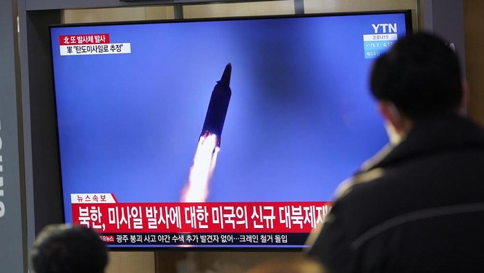 People watch a TV screen showing a news program reporting about North Koreas missile launch with a file image, at a train station in Seoul, South Korea, Friday, Jan. 14, 2022. North Korea on Friday fired two short-range ballistic missiles in its third weapons launch this month, officials in South Korea said, in an apparent reprisal for fresh sanctions imposed by the Biden administration for its continuing test launches. (AP Photo/Lee Jin-man)