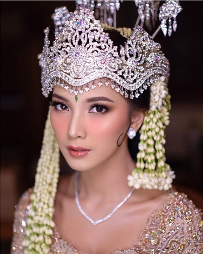 Riasan bernuansa peach dan copper mempercantik wajah Sheila Dara di hari bahagianya. Dipulas lip gloss pada bagian bibir, aktris ’NKCTHI’ ini pun tampak segar. Foto: YouTube/Vidi Aldiano, Instagram