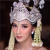 Riasan bernuansa peach dan copper mempercantik wajah Sheila Dara di hari bahagianya. Dipulas lip gloss pada bagian bibir, aktris ’NKCTHI’ ini pun tampak segar. Foto: YouTube/Vidi Aldiano, Instagram
