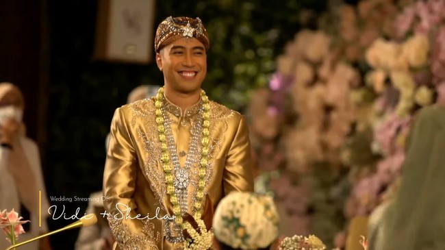 Vidi Aldiano mengenakan beskap warna emas dengan bordiran berpalet senada. Foto: YouTube/Vidi Aldiano, Instagram