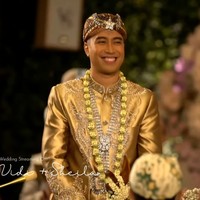 Vidi Aldiano mengenakan beskap warna emas dengan bordiran berpalet senada. Foto: YouTube/Vidi Aldiano, Instagram