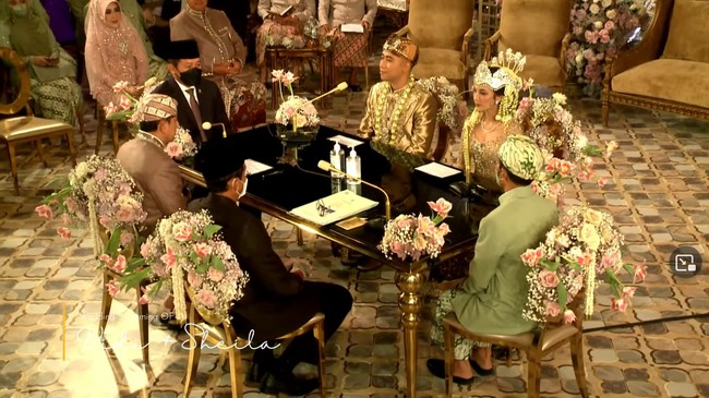Prosesi akad nikah berlangsung hari ini, Sabtu (15/01/2022) pukul 08.00 WIB. Sheila Dara tampil cantik berbalut kebaya warna beige-emas dengan hiasan payet dan kristal yang memenuhi seluruh busana. Foto: YouTube/Vidi Aldiano, Instagram