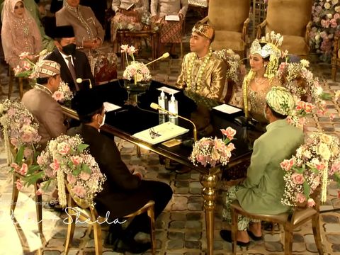 Pernikahan Vidi Aldiano dan Sheila Dara dengan busana adat Sunda.