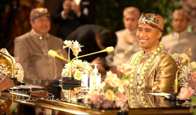 Busana mempelai pria adat Sunda yang dipakainya dilengkapi dengan blangkon motif batik. Foto: YouTube Vidi Aldiano