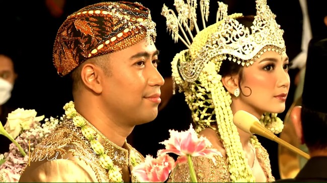 Siger dengan ronce melati yang merupakan aksesori khas pengantin Sunda melengkapi penampilan aktris 29 tahun ini. Foto: YouTube/Vidi Aldiano, Instagram