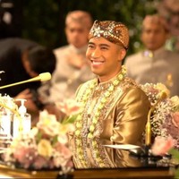 Busana mempelai pria adat Sunda yang dipakainya dilengkapi dengan blangkon motif batik. Foto: YouTube Vidi Aldiano