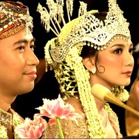 Siger dengan ronce melati yang merupakan aksesori khas pengantin Sunda melengkapi penampilan aktris 29 tahun ini. Foto: YouTube/Vidi Aldiano, Instagram