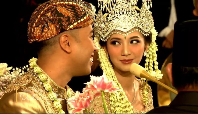 Makeup berkonsep natural ini dikreasikan makeup artist Marlene Hariman. Foto: YouTube Vidi Aldiano