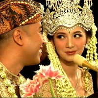 Makeup berkonsep natural ini dikreasikan makeup artist Marlene Hariman. Foto: YouTube Vidi Aldiano