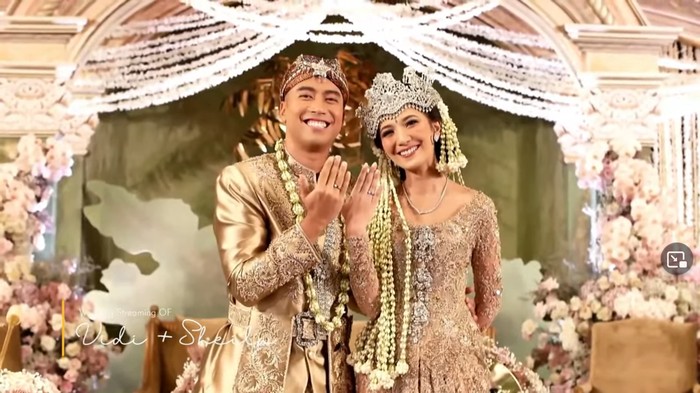 Pernikahan Vidi Aldiano dan Sheila Dara dengan busana adat Sunda.