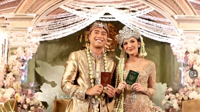 Vidi Aldiano dan Sheila Dara memilih nuansa beige dan pink untuk busana dan dekorasi pernikahan mereka yang berlokasi di The Dharmawangsa, Jakarta Selatan. Foto: YouTube/Vidi Aldiano, Instagram