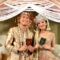 Vidi Aldiano dan Sheila Dara memilih nuansa beige dan pink untuk busana dan dekorasi pernikahan mereka yang berlokasi di The Dharmawangsa, Jakarta Selatan. Foto: YouTube/Vidi Aldiano, Instagram