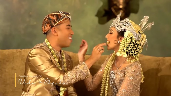 Pernikahan Vidi Aldiano dan Sheila Dara dengan busana adat Sunda.