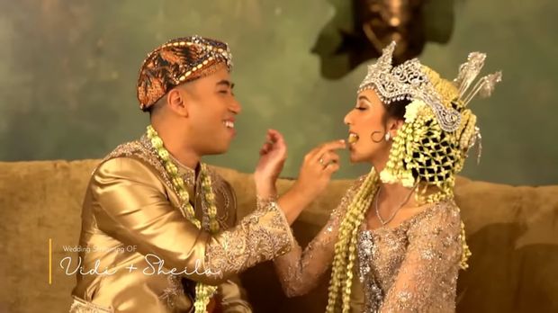 Pernikahan Vidi Aldiano dan Sheila Dara dengan busana adat Sunda.