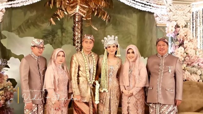 Vidi Aldiano dan Sheila Dara menikah setelah enam tahun berpacaran. Selama itu keduanya sempat mengalami putus-nyambung. Foto: YouTube/Vidi Aldiano, Instagram