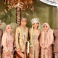 Vidi Aldiano dan Sheila Dara menikah setelah enam tahun berpacaran. Selama itu keduanya sempat mengalami putus-nyambung. Foto: YouTube/Vidi Aldiano, Instagram