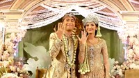 Vidi Aldiano dan Sheila Dara Aisha dengan senyum semringah memeamerkan cincin nikah yang sudah melingkar di jari manis tangan kanan mereka. Foto: YouTube Vidi Aldiano